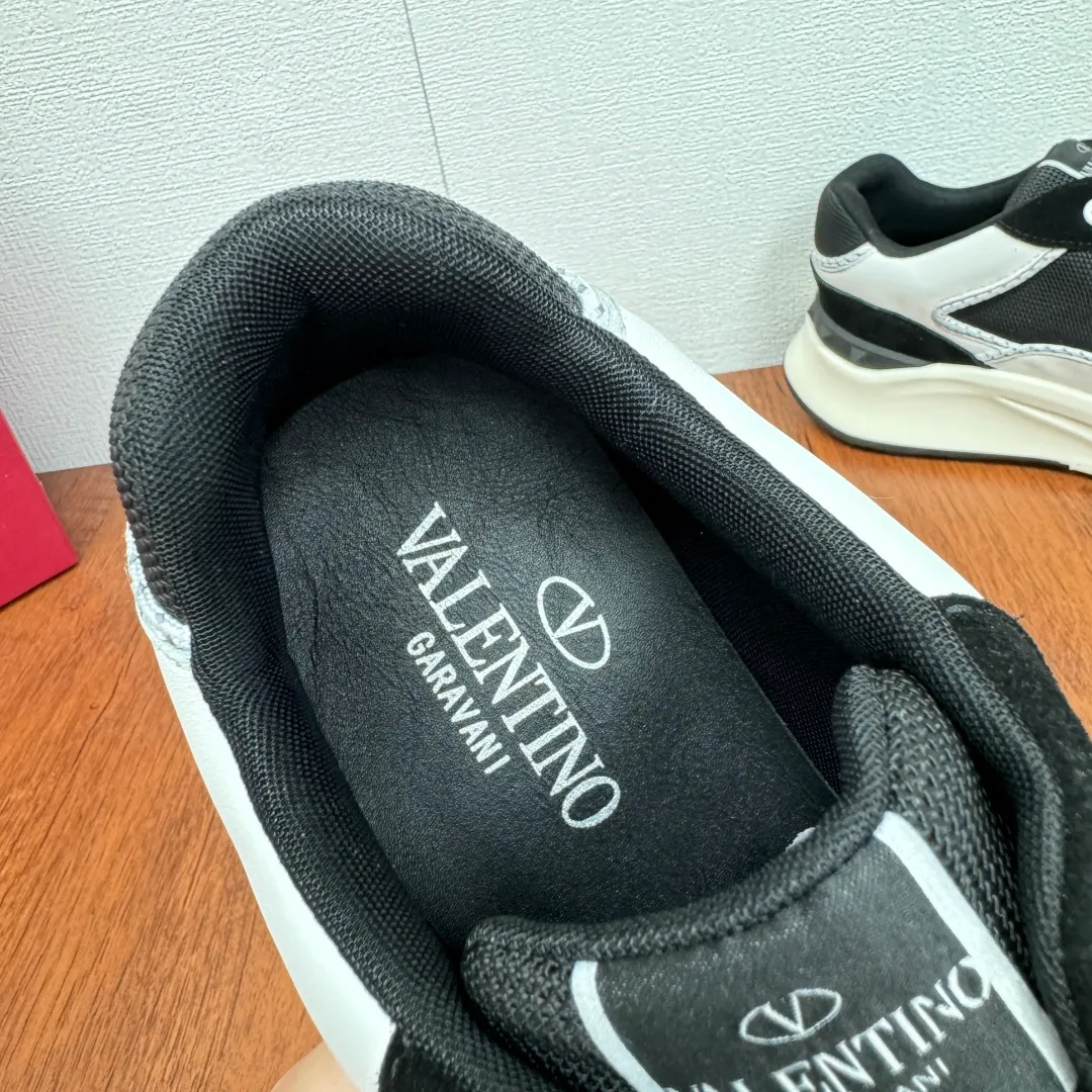 [Valentino] Top P: 820💰 Size: 39-44 leather shoe size (can be customized 38.45 cannot be returned or exchanged) VALENTION/Valentino FREEDOTS series new spring and summer men's sports shoes Lightweight and breathable casual thick-soled men's shoes Classic contrasting splicing design Suede cowhide stitching nappa calfskin + breathable technical mesh material Hot glue brand pattern badge logo details Delicate calfskin feet Lightweight mesh lining, ultra-light TPU foam rubber outsole, sports version, thick-soled style design, easy and versatile, multiple colors available, able to meet various matching needs, complete package! Item number: HL6688 black and white
